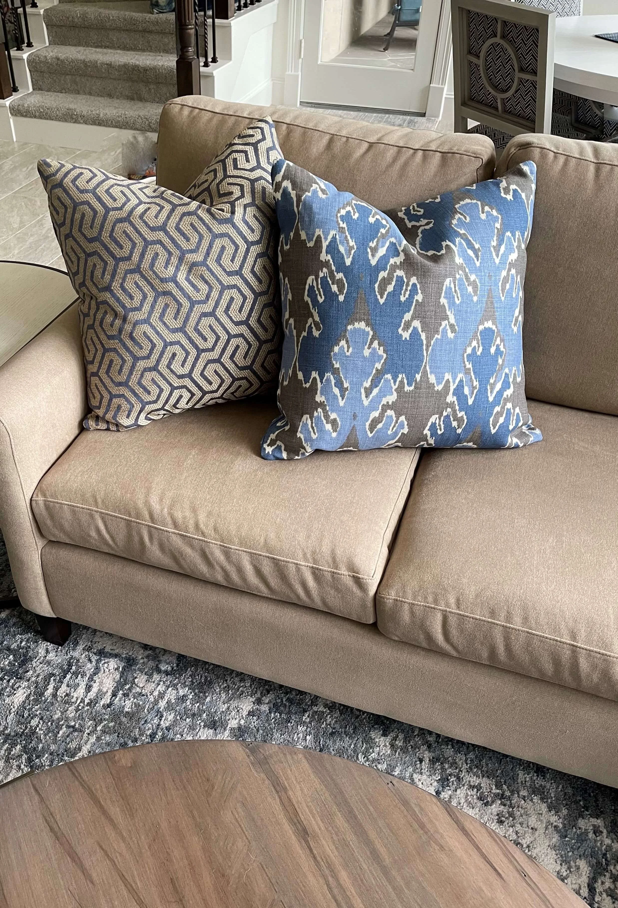 How To Pick Perfect Decorative Throw Pillows For Your Sofa Bed Or